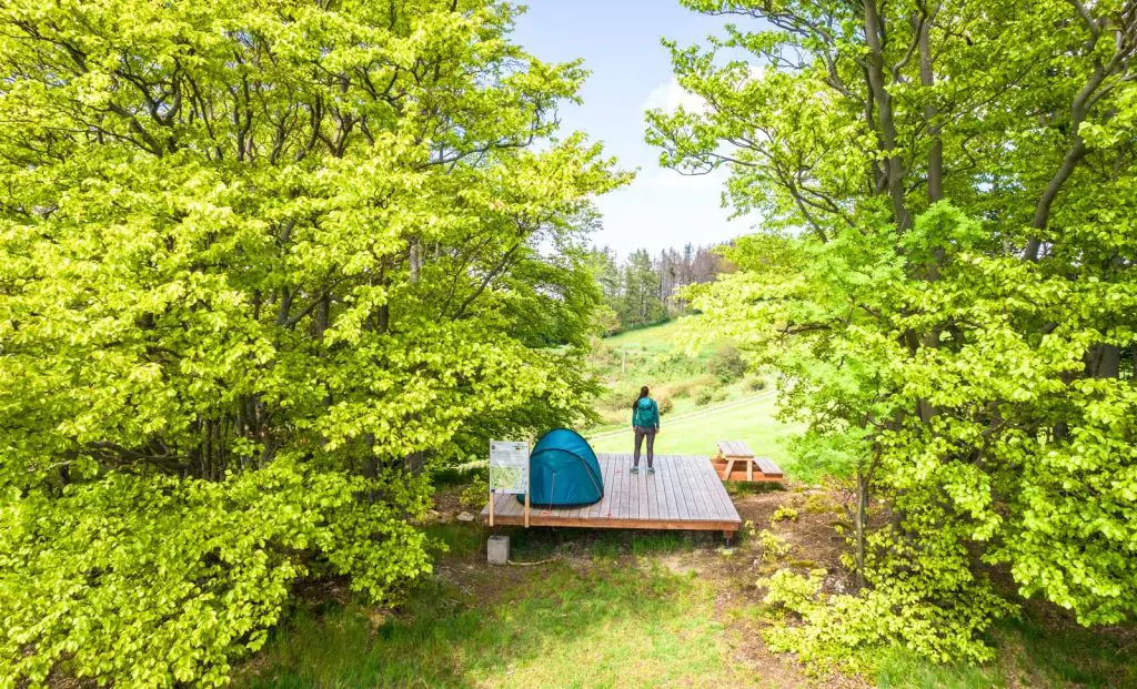 Der Trekkingpark Sauerland. Schlafen unter freiem Himmel. Insgesamt neun Camping-Plattformen stehen Trekking- Liebhabern nun auf Diemel- und Uplandsteig zur Verfügung. Mit vorheriger Anmeldung kann hier die Nacht verbracht werden. Fotos: phototravellers.de