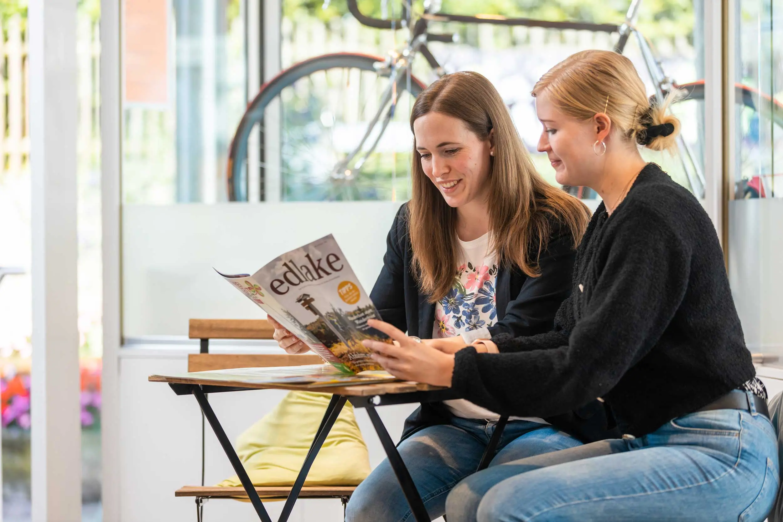 Frauen lesen das edlake Magazin in der Tourist-Info in Korbach. Weitere Auslagestellen für das edlake Magazin im Sauerland, Edersee und Nordhessen findet ihr hier.