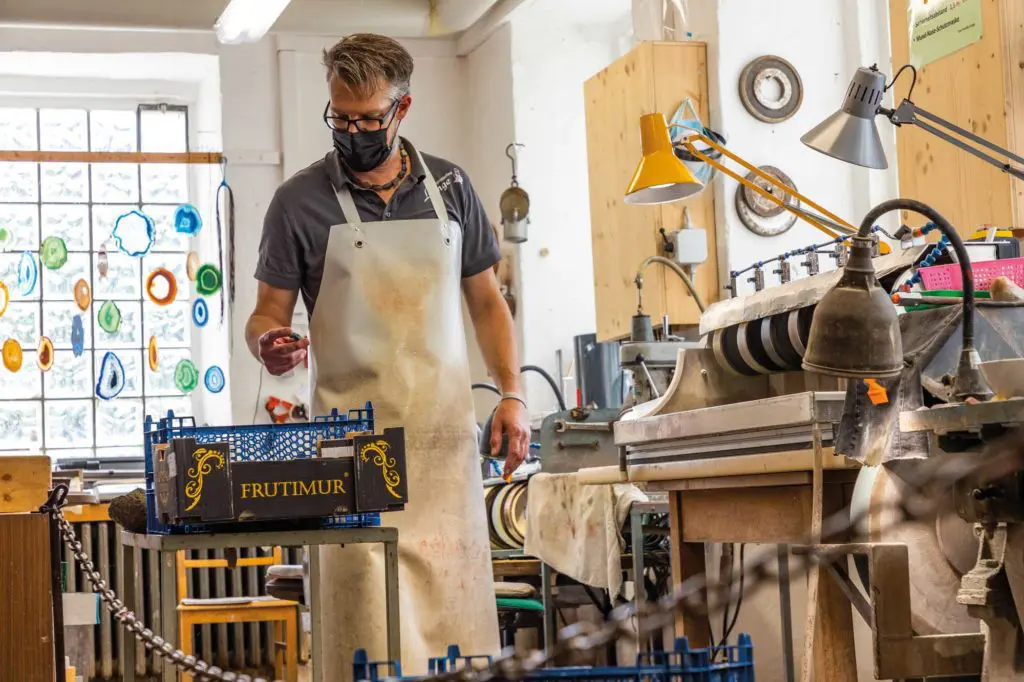 Fast jeden Nachmittag kann die Edelsteinschleiferei Lange in Bergfreiheit besucht werden. Fotos: David Heise/edlake