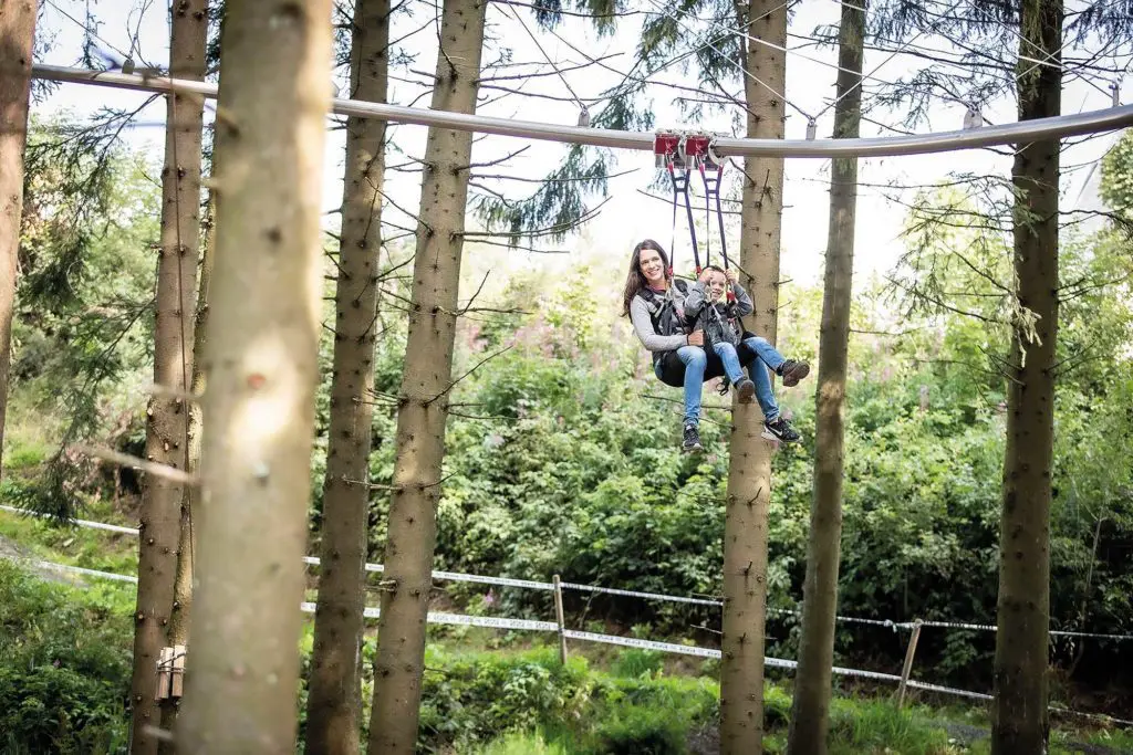 Die Fly-Line am Erlebnisberg Kappe in Winterberg bietet nicht nur einen fantastischen Ausblick über das ganze Areal, sondern es macht auch wirklich Spaß mit 12 km/h den Berg herunterzurauschen. Kinder bis einschließlich sechs Jahren fahren im Tandem. Fotos: Erlebnisberg Kappe