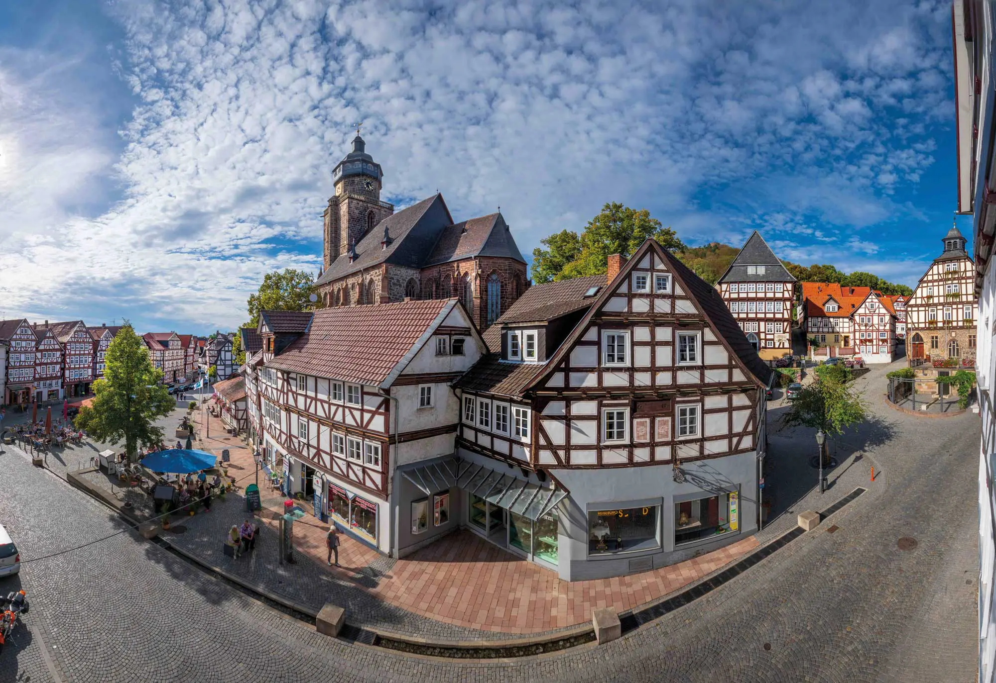 Von der Vergangenheit geprägt. Besonders die alten Bauten rund um den Marktplatz in Homberg (Efze) und die angrenzenden Gassen begeistern die Besucher der Fachwerkstadt. Foto: Markus Shakals