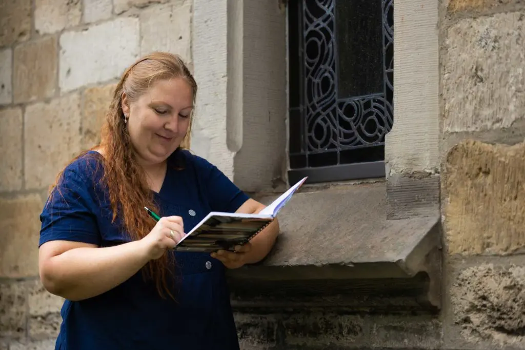 Sie schreibt immer und überall. Autorin Morag McAdams muss nicht an ihrem Schreibtisch sitzen, um ihre Geschichten zu erzählen. Sie lässt sich häufig von ihrer Umgebung inspirieren und schreibt unterwegs. Foto: David Heise/edlake