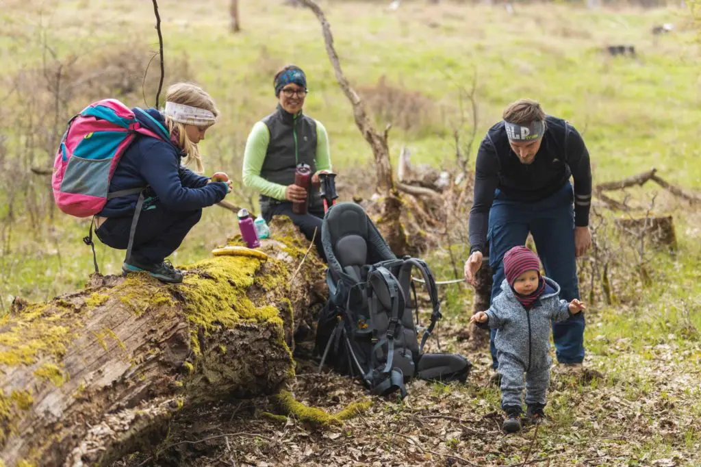 Ausreichend Zeit zum Kräfte tanken sollte bei jeder Familienwanderung einkalkuliert werden. Besonders im Sommer ist es wichtig, regelmäßige Trinkpausen einzulegen. Obst und Nüsse eignen sich besonders gut, um die Kraftreserven wieder aufzufüllen.