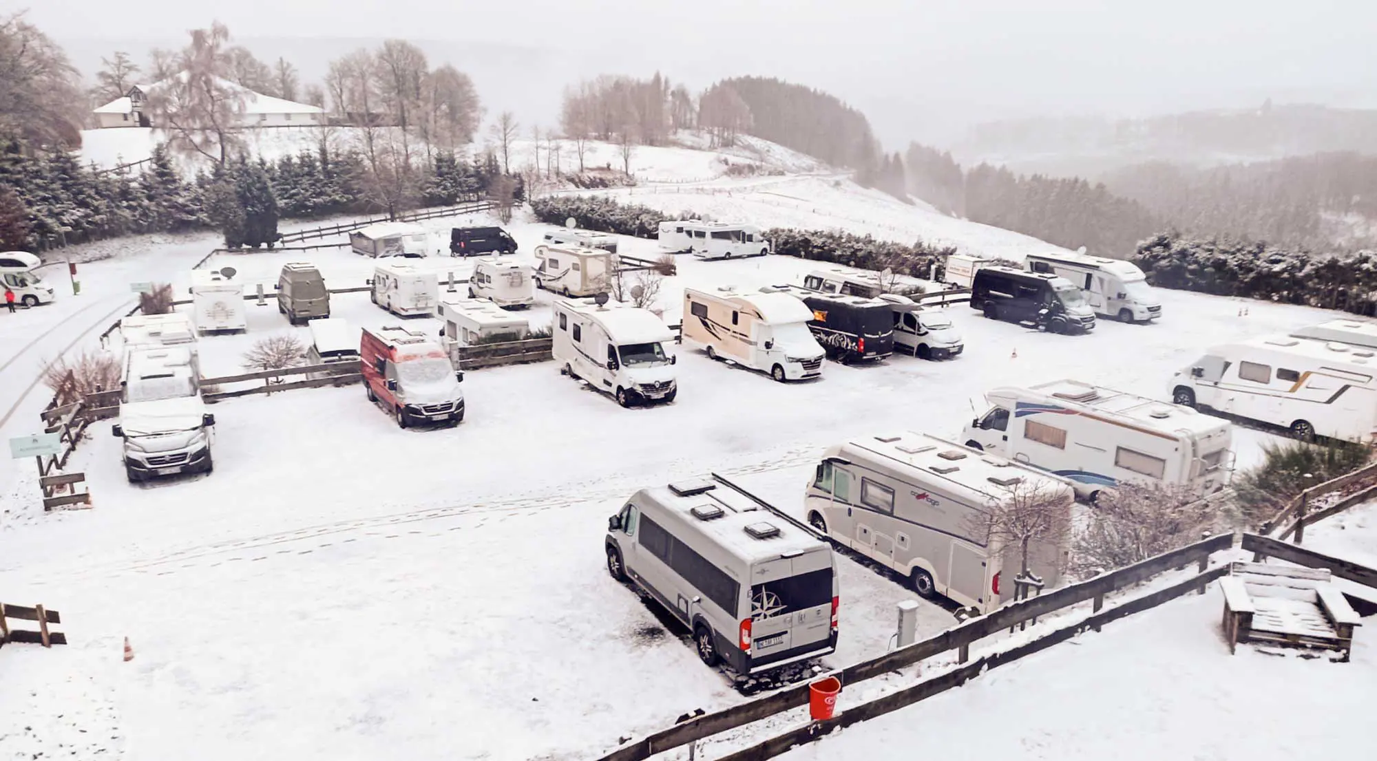 Winter Camping, der etwas andere Urlaub 1 Der Wohnmobilpark in Neuastenberg bietet nicht nur einen fantastischen Blick in die Natur, sondern auch viele Annehmlichkeiten. Winter Camping macht hier richtig Spaß! Foto: Wohnmobilpark Winterberg
