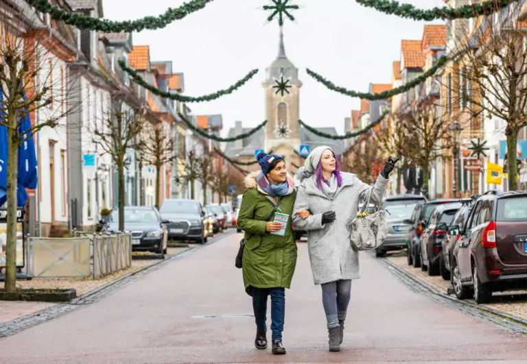 Mit ihren kleinen Boutiquen und Ladengeschäften lädt die Schlossstraße in Bad Arolsen zum Bummeln ein.