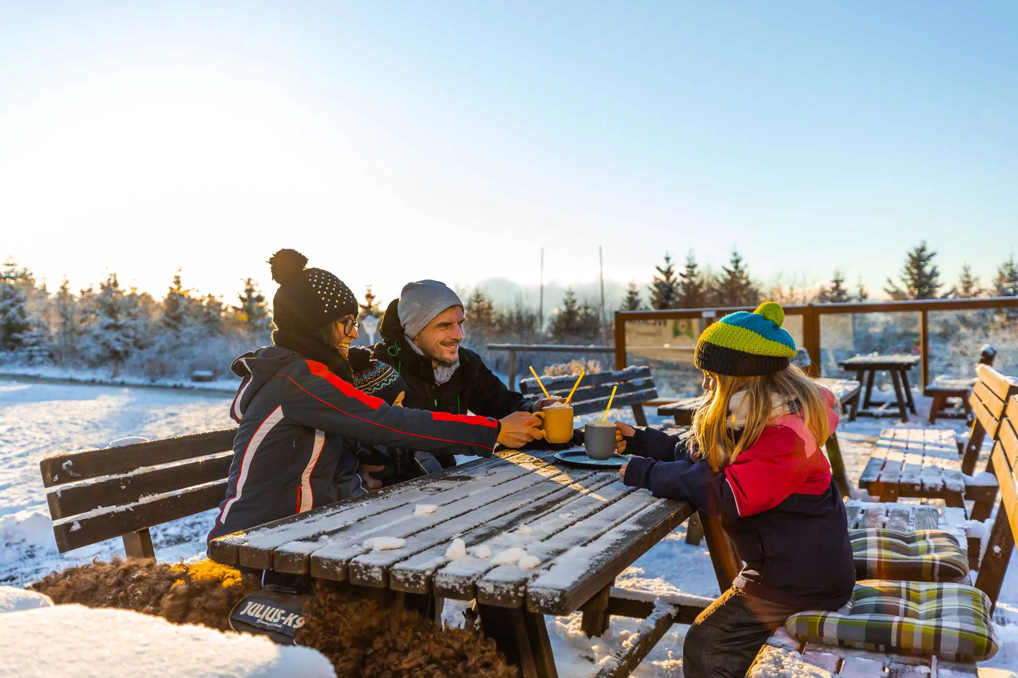 Wintersportparadies Sauerland 3 Zeit zur Einkehr nach einem langen Tag ... nimmt man sich in der Hochheide am besten reichlich. Die Hochheide Hütte bietet Wanderern nicht nur ein typisches Hütten-Feeling, sondern auch einen sonnigen Platz auf der großräumigen Terrasse. In der kalten Höhenluft schmeckt der heiße Kakao gleich doppelt so gut.
