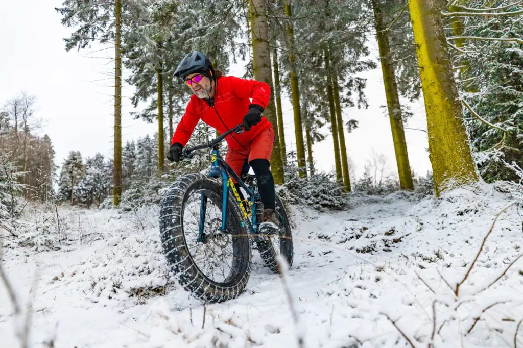 Am liebsten ist Jörg Bebermeier bei seinen Wintertouren mit dem Fatbike unterwegs. Auch Anfängern bringt der Fahrtechnik-Trainer gerne bei, wie man sich durch den Schnee bewegt.
