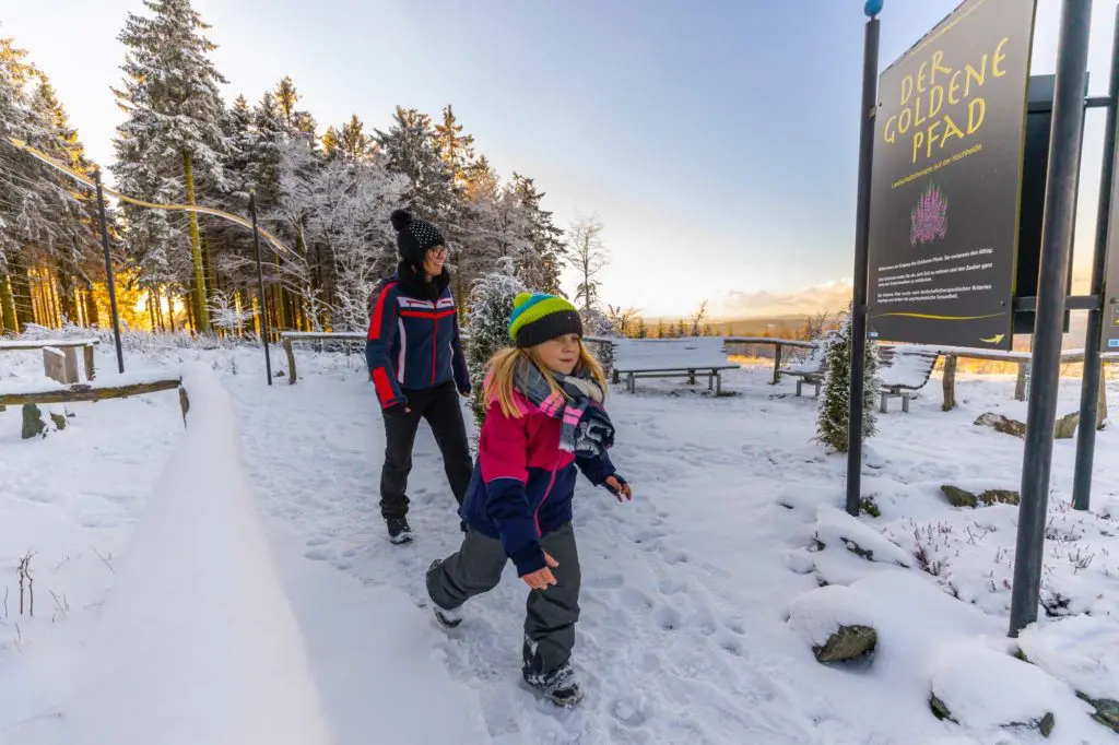 Die Sauerländer Seelenorte & der goldene Pfad – Der rund 5 km lange Achtsamkeits- und Erlebnispfad „Der goldene Pfad“ ist einer der sieben Winterberger Seelenorte und liegt in der Niederfelder Hochheide.