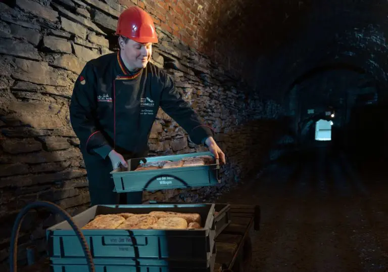 Wo früher Schiefer abgebaut wurde, lagert nun der Christstollen der Traditionsbäckerei von der Heide aus Willingen. Hier in der Grube Christine verbringt der Christinen-Stollen mindestens vier Wochen.