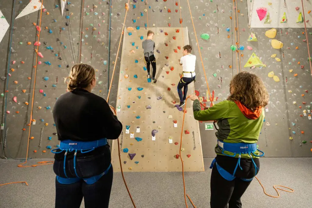 Die Kletterhalle Willingen bietet über 750 m2 Kletterfläche in ihren Hallen. Anfänger und Profis kommen gleichermaßen auf ihre Kosten.