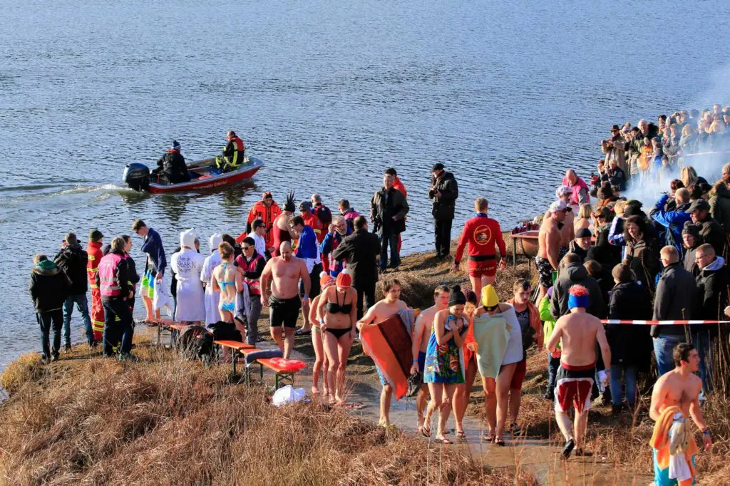 Neujahrsschwimmen am Edersee. Foto: Heinrich Kowalski