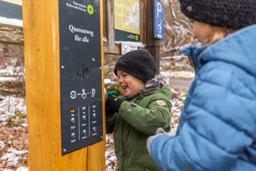 Das Betätigen der Hörstationen an der KellerwaldUhr entlang des Quernst Weges ist ein riesiger Spaß für die Kinder. Die kurzen Wegstrecken zwischen den einzelnen Stationen vergehen wie im Flug.