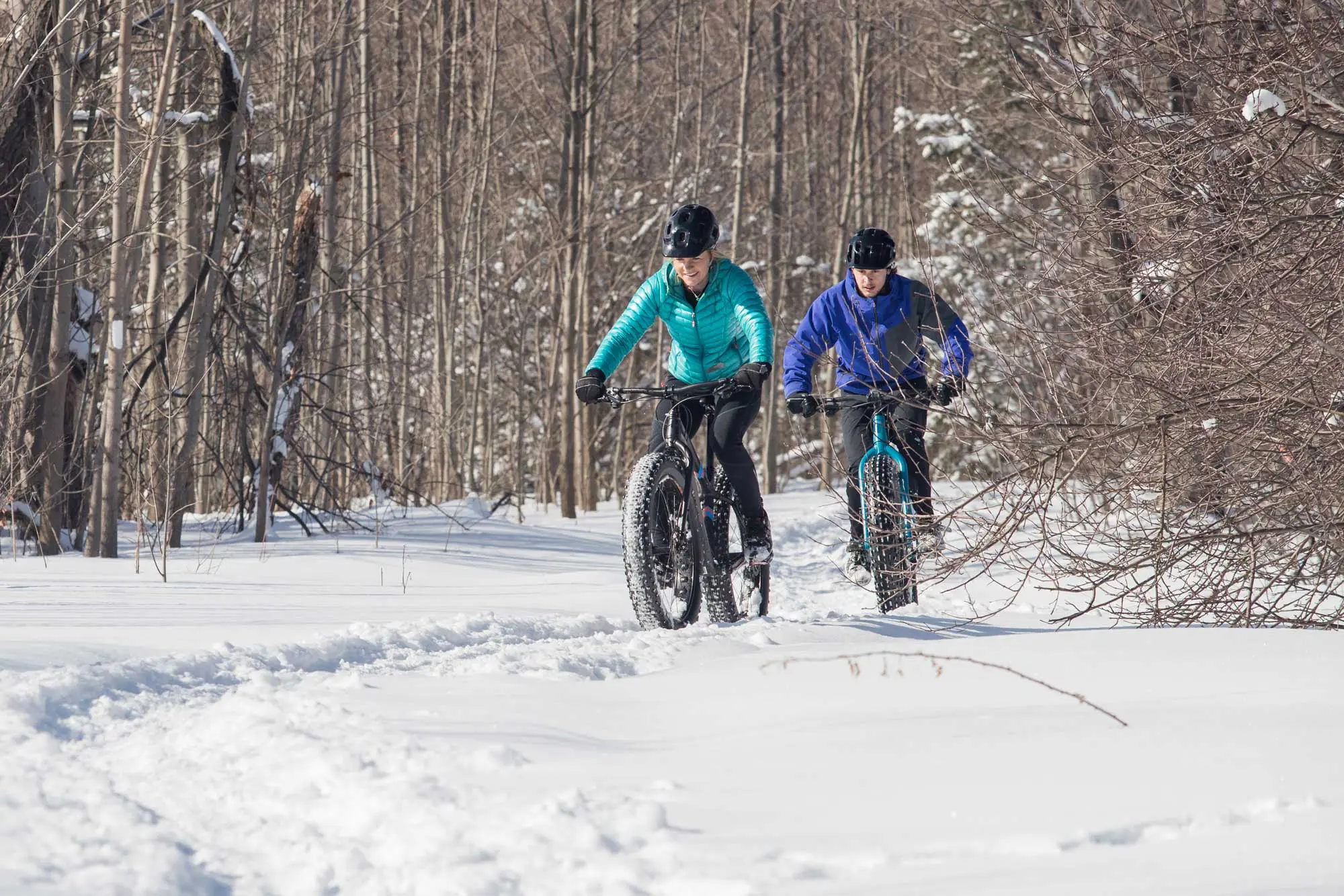 Übung macht den Meister. Es ist wichtig, vorausschauend zu fahren. Nur wenn man Glätte und Hindernisse rechtzeitig erkennen kann, hat man genug Zeit, angemessen auf die Situation zu reagieren. 