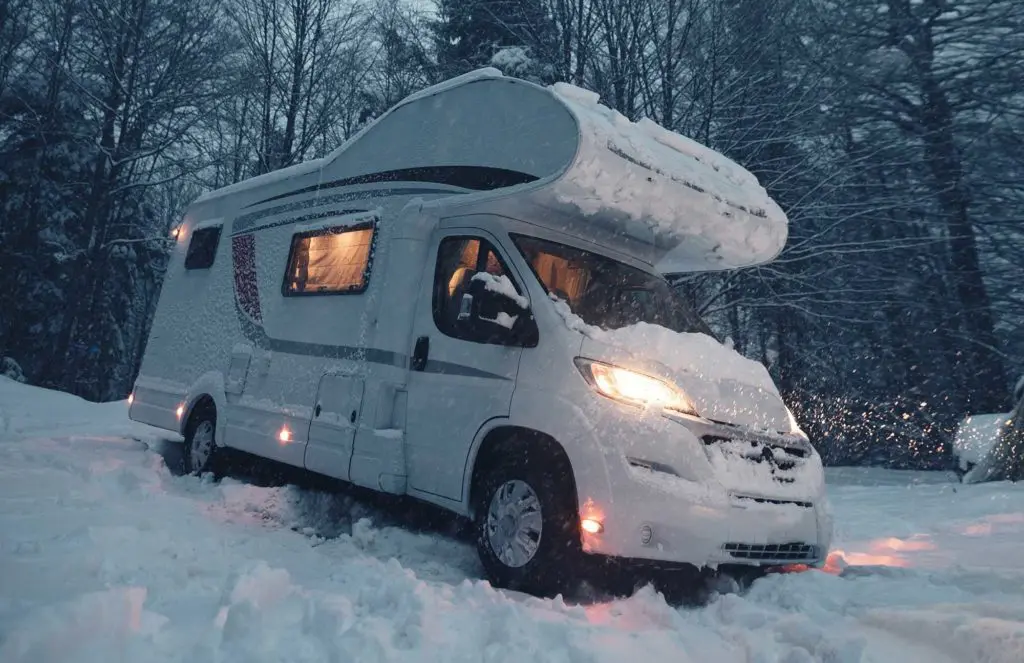 Für die einen ist es Urlaub – für die anderen eine Lebenseinstellung: Camping. Bereits vor der Corona-Krise fand diese Art des Individualurlaubs zunehmend Anhänger. Besonders das hohe Maß an Flexibilität und Spontanität, die ein Wohnmobil mit sich bringt, wird von vielen geschätzt. Auch in unserer Region sind Stellplätze für Wohnmobile hoch im Kurs, und das auch im Winter.