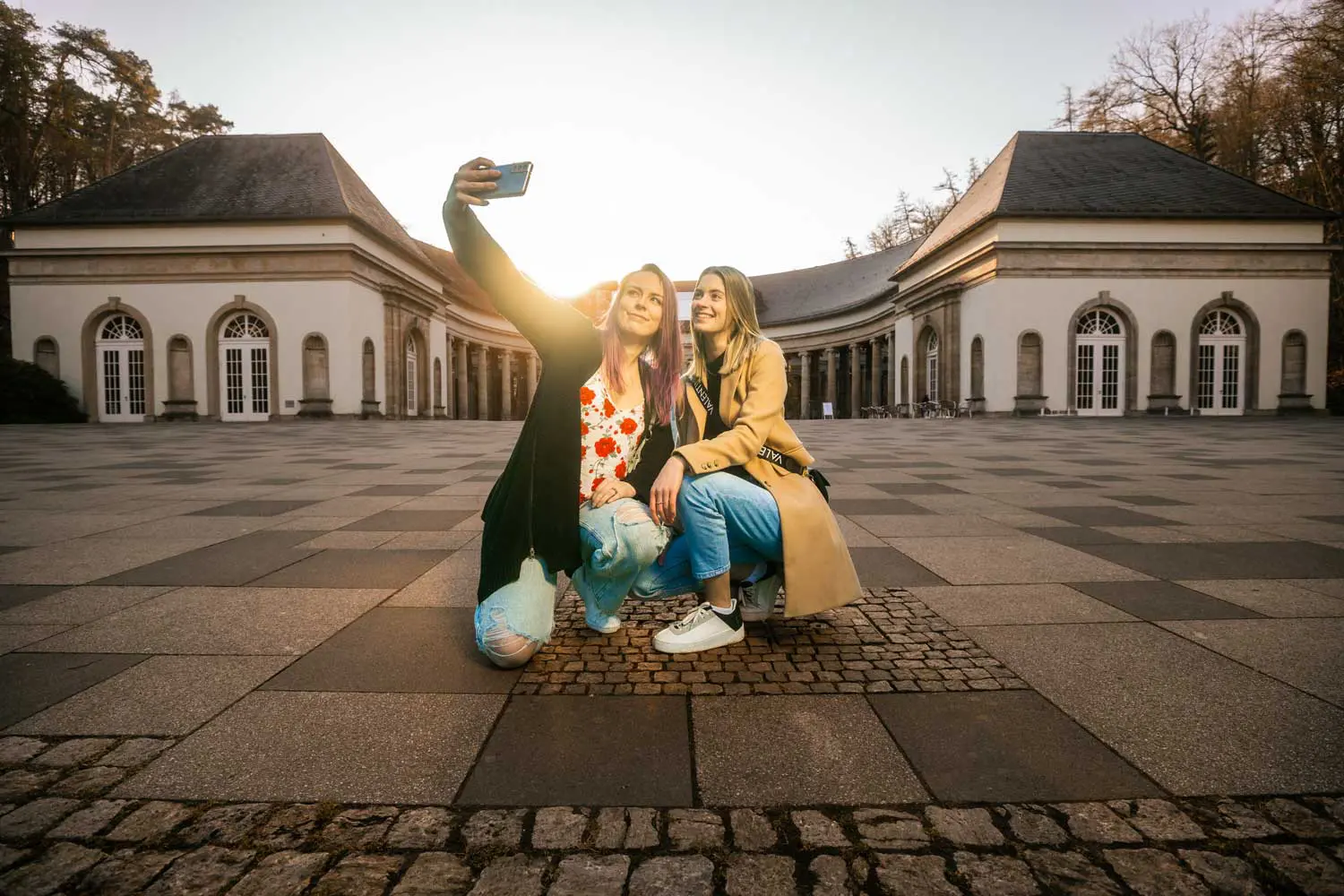 Selfie-Zeit an der Wandelhalle Bad Wildungen – Das herrschaftliche Gebäude im Kurpark beherbergt neben drei Heilbrunnen auch das Quellenmuseum und ein Café.