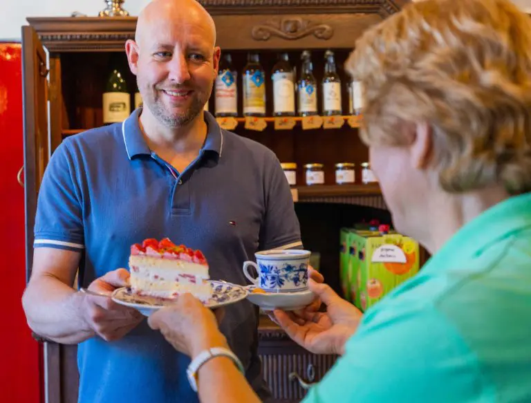 Freundliche Selbstbedienung – Jan Küstner, Betreiber der Dalwigksthaler Mühle. Foto: edlake