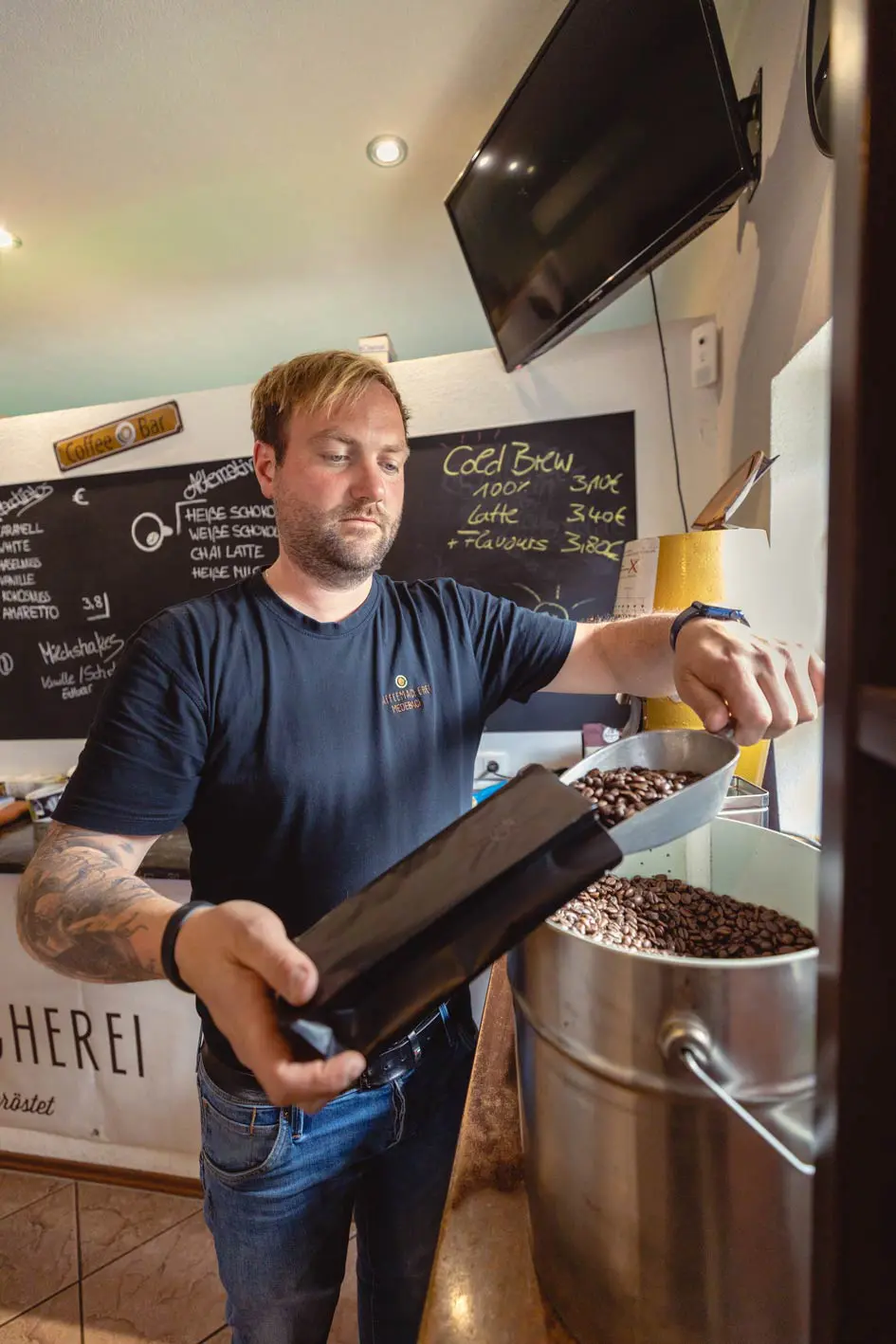 Den Kaffee im Blut ... eine Familiengeschichte! 1 Dominik Ricken in der Kaffeemacherei in Medebach – Edlake 2022