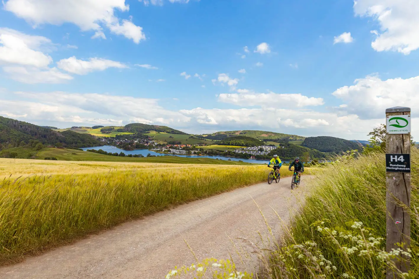 Tolle Aussichten – besonders auf der zweiten Hälfte der PanoRadelTour begleitet einen der Diemelsee aus verschiedenen Blickwinkeln.
