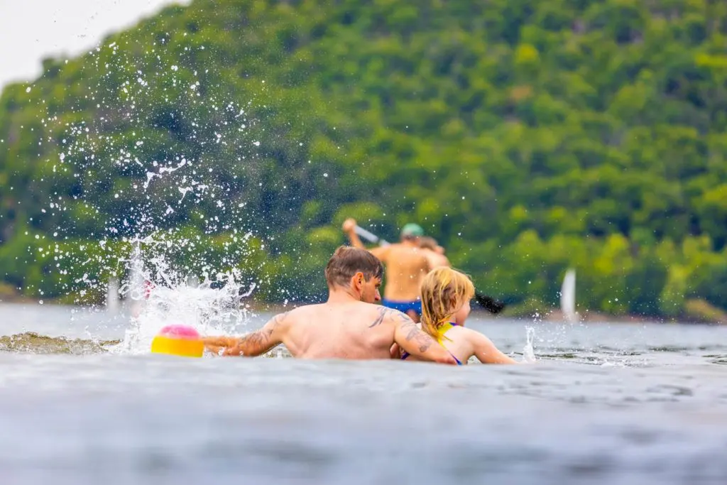 Badespaß mit der ganzen Familie am Strandbad Rehbach, Edersee: Der kleine Ort auf der Hemfurther Seite des Sees ist ein beliebtes Freizeitziel für Einheimische und Touristen. Fotos: edlake