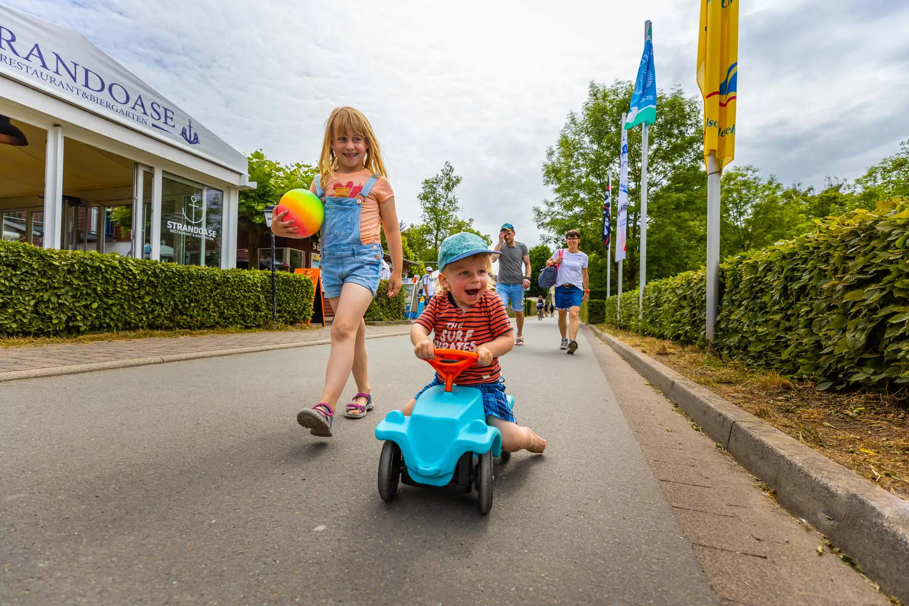 Nach einem actionreichen Tag mit der ganzen Familie bietet der Edersee an vielen Orten Möglichkeiten für eine entspannte Einkehr, wie hier in Rehbach.