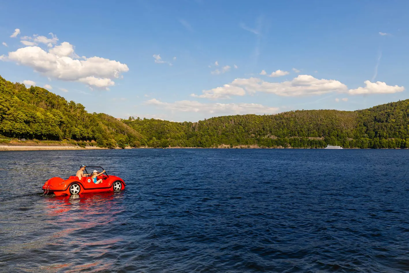 Sommer am See – der Edersee bietet viele tolle Möglichgkeiten, z.B. Tretbootfahren beim Bootsverleih Andree. Foto: edlake