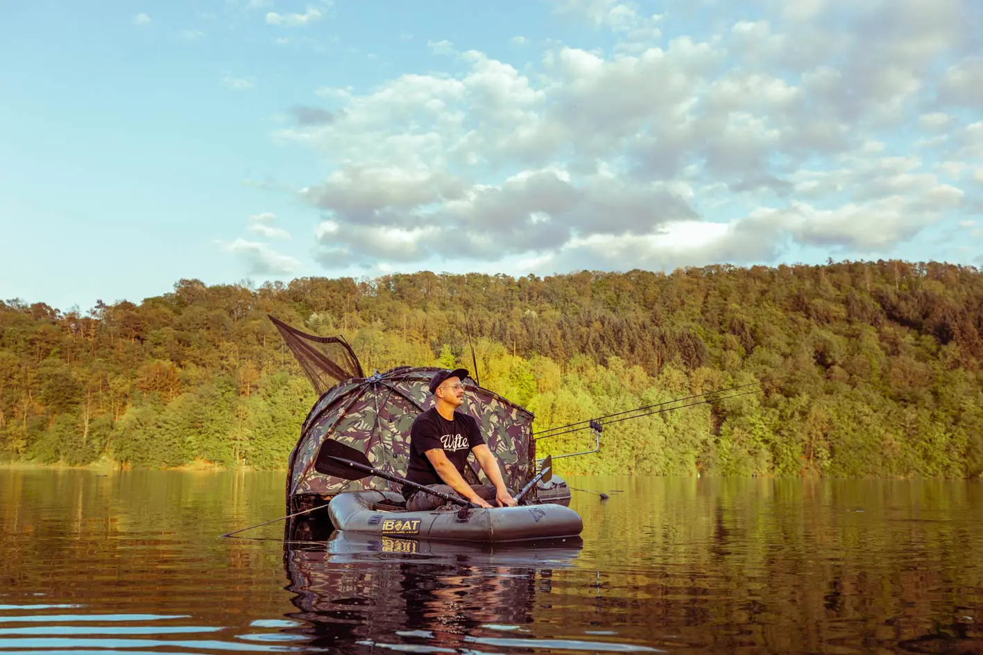 Die Ruhe am Edersee - wenn der Wind durch die Blätter rauscht und die Wellen sanft das Boot bewegen, wenn die Geräusche des Alltags in den Hintergrund treten und er nur noch die Natur wahrnimmt, ist Joscha Weiß am Edersee angekommen.