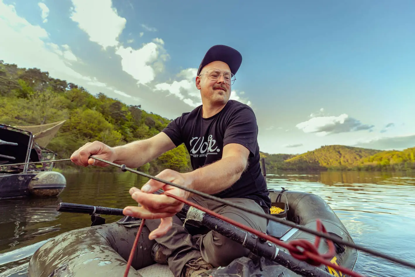 Die Leinen immer fest im Griff – Wenn sein Boot einmal vor Anker liegt, liegt es dort meist die komplette Zeit seines Aufenthalts. Um flexibel zu bleiben, hat Joscha ein kleines Beiboot.