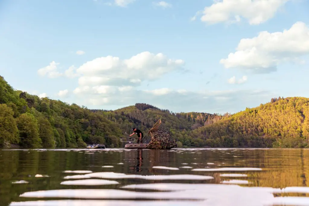 Joscha Weiß auf in seinem Boot auf dem Edersee. Die Achtsamkeit des Angelns. Fotos: edlake