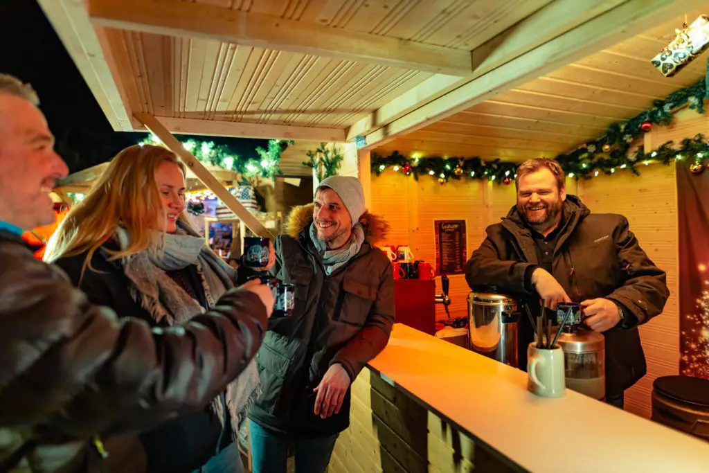 Glühwein auf dem Weihnachtsmarkt