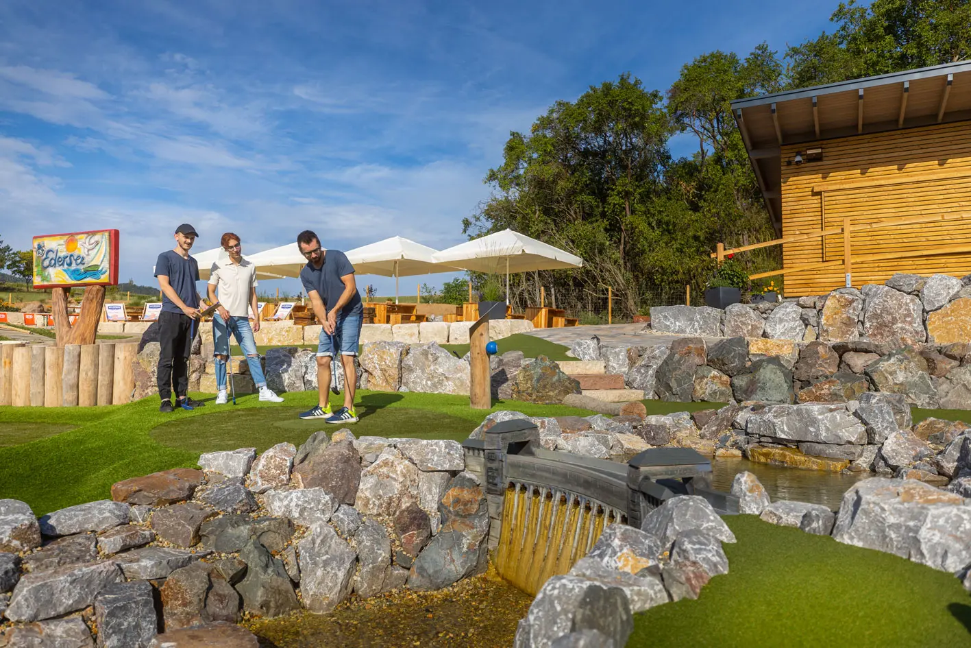 Adventure Golf am Edersee 2 Unsere Spieler testen verrückt-heimische Löcher beim Adventure-Golf Edersee aus