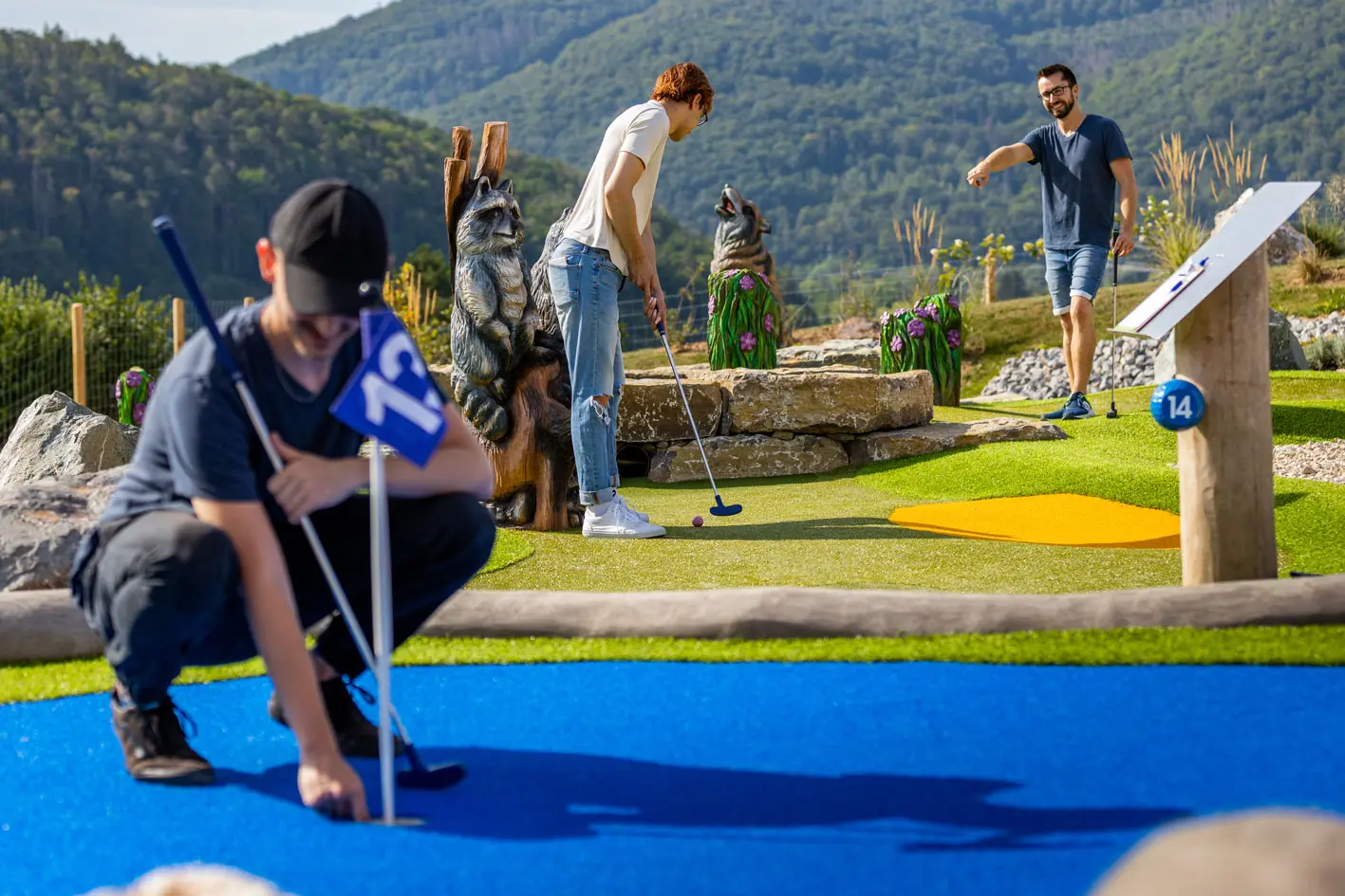 Adventure Golf am Edersee 1 Drei Männer spielen Golf am Edersee