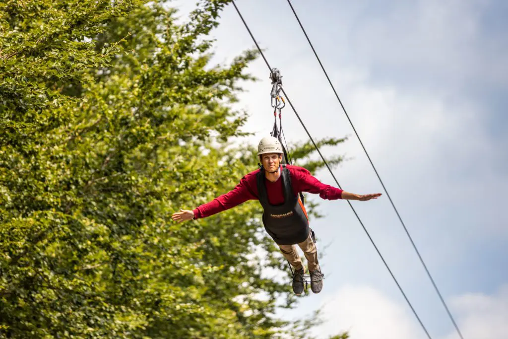 Beim Vogelflug ins Tal sind die Wipfel der Bäume oft zum Greifen nah. Die Megazipline Astenkick in Winterberg.