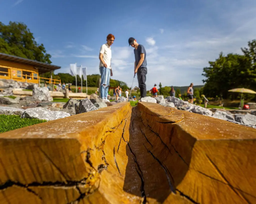 Abschlag beim Adventure Golf Hemfurth