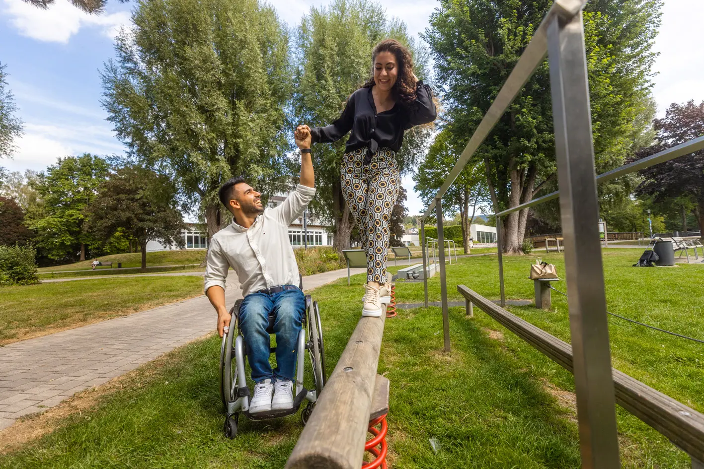 Unsere Natur – für alle zugänglich – barrierearmes Wandern 1 Sarah und Peyman auf einem Spaziergang auf dem Kneipp Aktiv-Weg