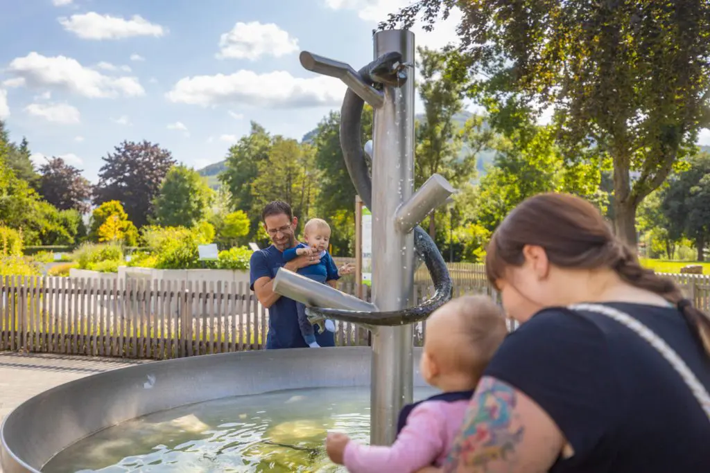 Unsere Natur – für alle zugänglich – barrierearmes Wandern 3 Melanie und Alex spielen mit den Kindern im Nationalpark Kellerwald