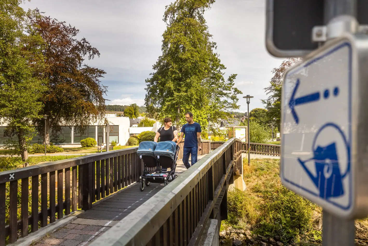 Unsere Natur – für alle zugänglich – barrierearmes Wandern 2 Melanie und Alexander auf einem Spaziergang mit dem Kinderwagen im Nationalpark Kellerwald