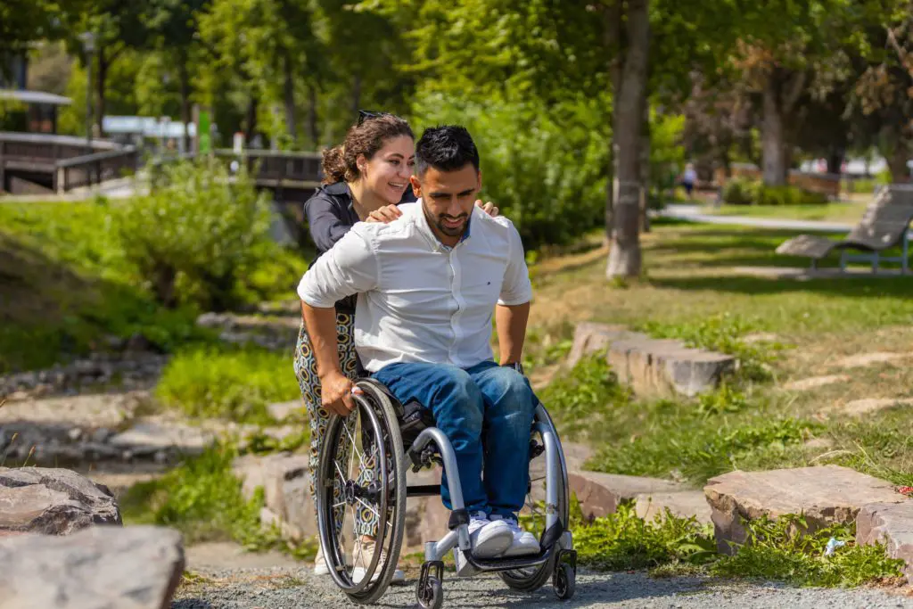 Sarah und Peyman auf einem Spaziergang auf dem barrierearmen Kneipp Aktiv-Weg