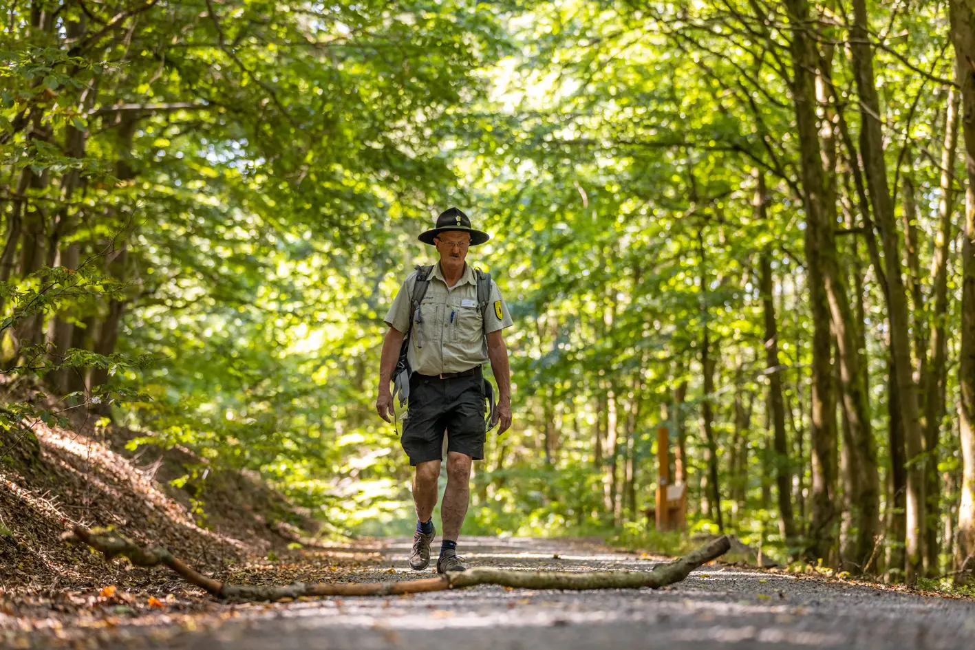 Ranger Uwe auf seiner Tour durch den Kellerwald
