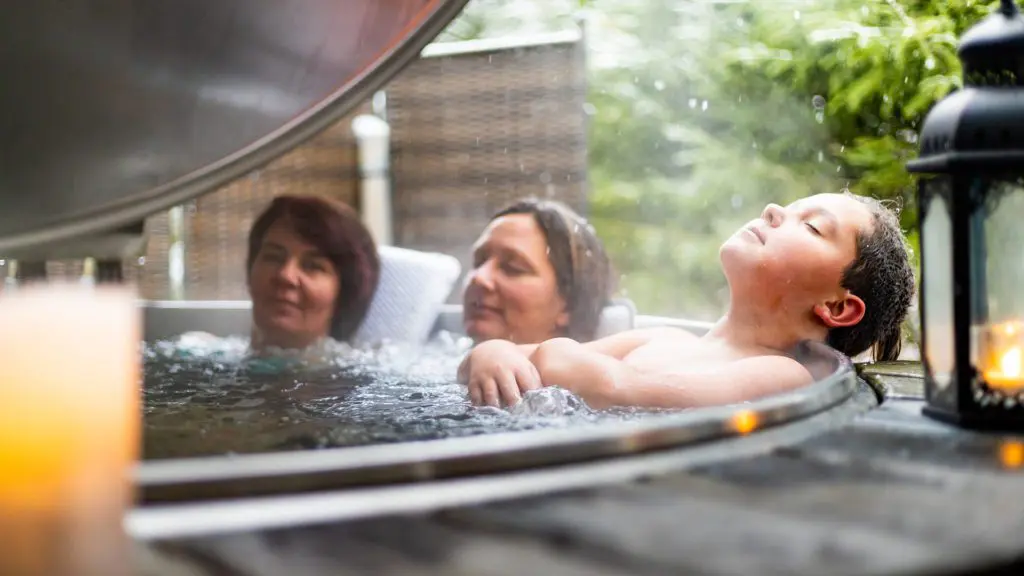 Camping-Urlaub am See – Campingplatz Bahrenberg 3 Einfach nur die Ruhe genießen und entspannen. Nirgendwo geht das besser als im Whirlpool.