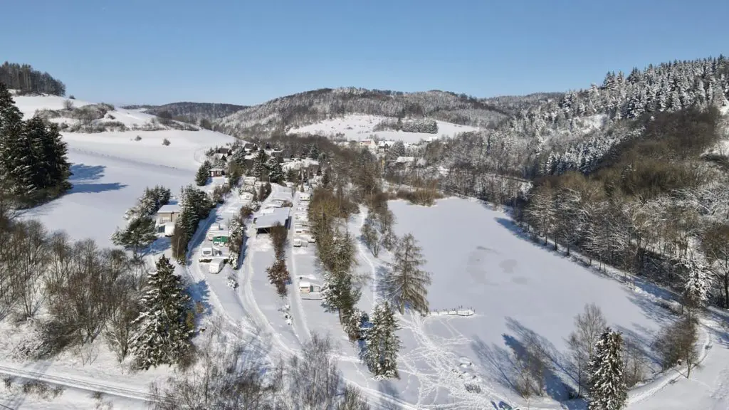 Camping-Urlaub am See – Campingplatz Bahrenberg 1 Der Campingplatz Bahrenberg ist in den 1970er Jahren entstanden. Es war damals ein echter Kraftakt, die unterschiedlichen Terrassen anzulegen. Die Camper lieben allerdings bis heute die Privatsphäre und den tollen Ausblick in die Natur.