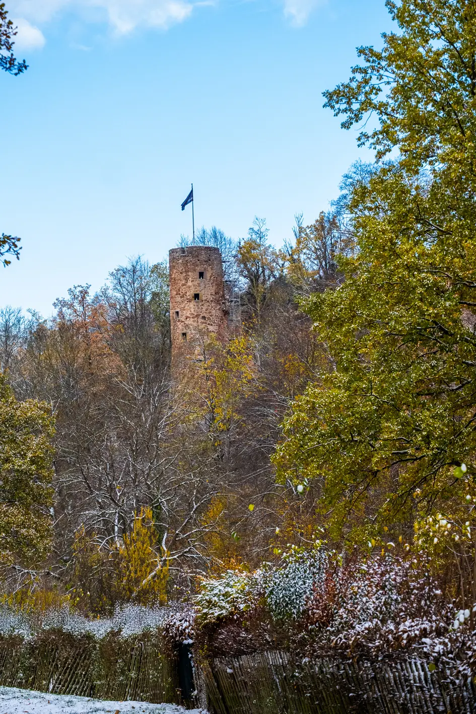 Der Knüllwald – so fabelhaft schön! 2 Burgruine Wallenstein von der Ferne
