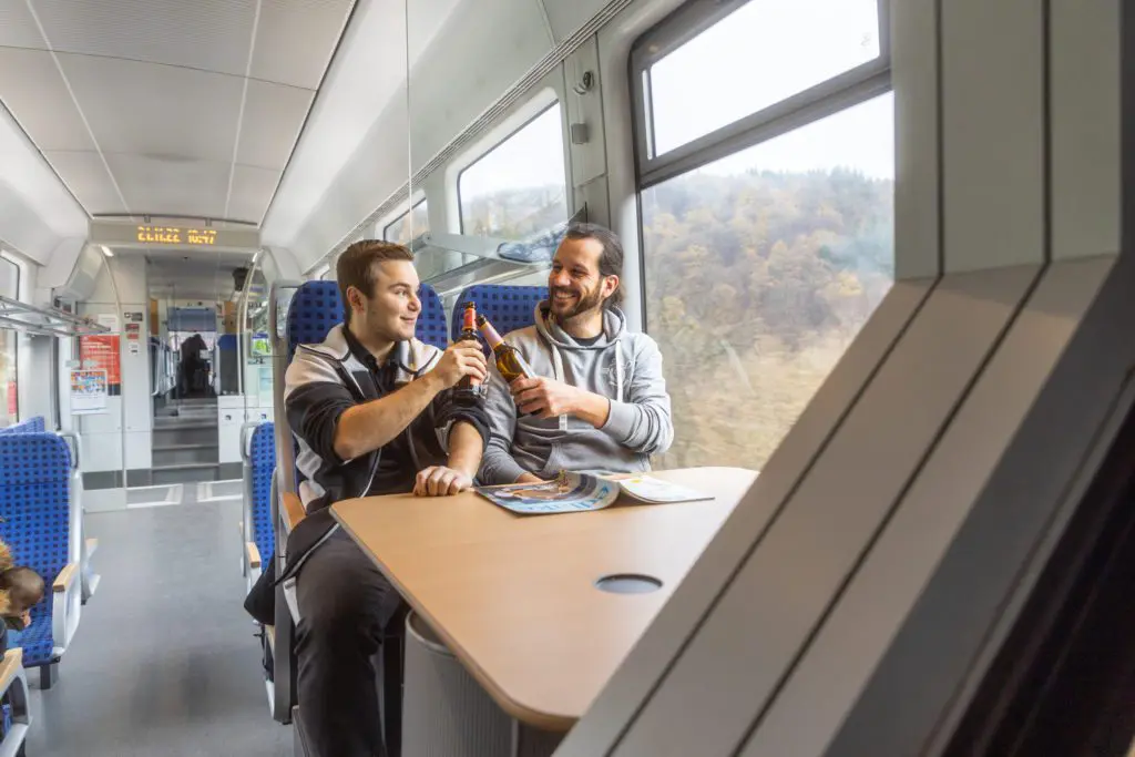 Zwei Freunde im Zug der Deutschen Bahn auf dem weg nach Marburg