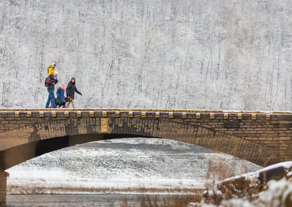 Wandern an einem WIntertag auf der Ederseebrücke