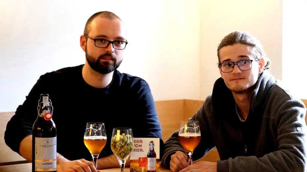 Brauhof-Chef Valentin Schöttke (links) wird von seinem Gesellen Lennart Dirks unterstützt.