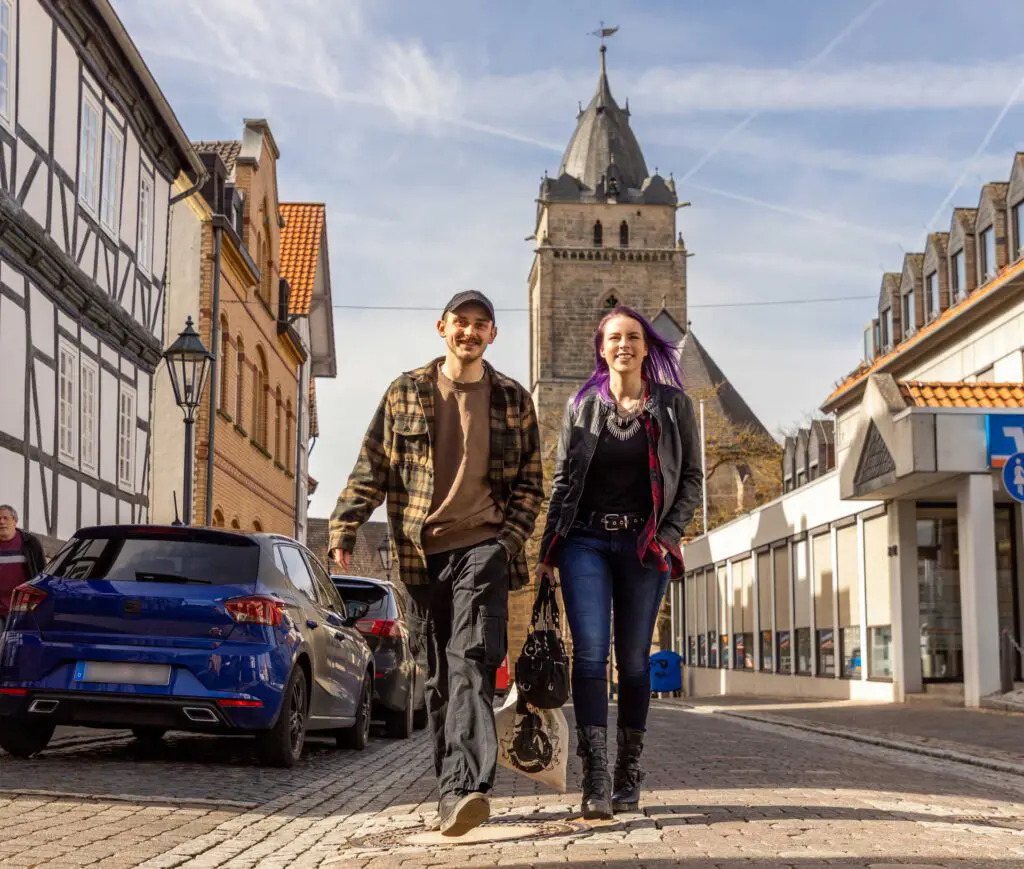 Sarah und Marvin vor der Stadtkirche Wolfhagen
