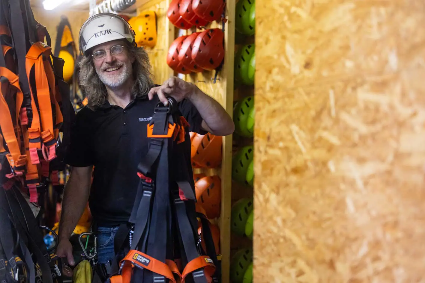 Jürgen beim Ausgeben der Kletterausrüstung