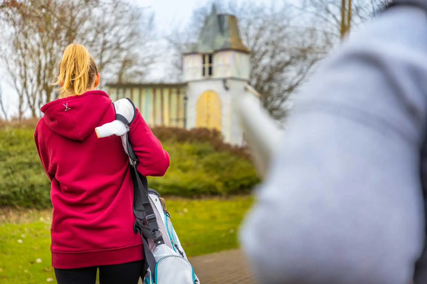 Xenia auf dem Weg sich einen Golfbag auszuleihen