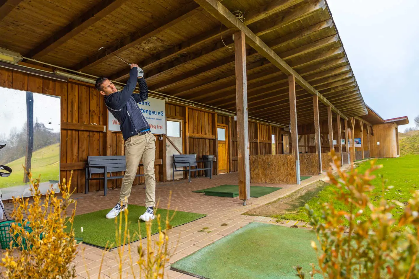 Der Betreiber des Golfplatzes beim golfen