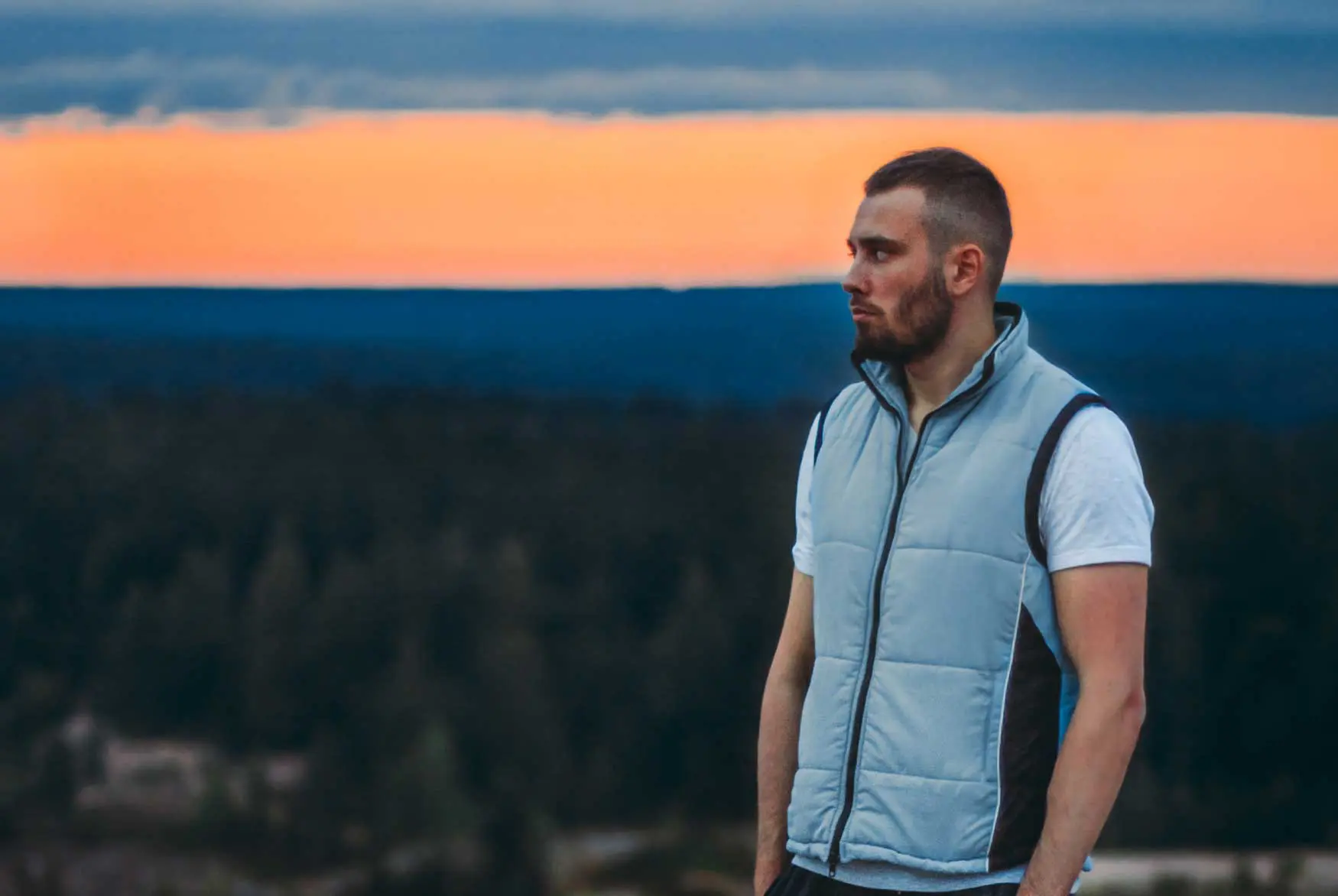 Mann mit Wanderweste