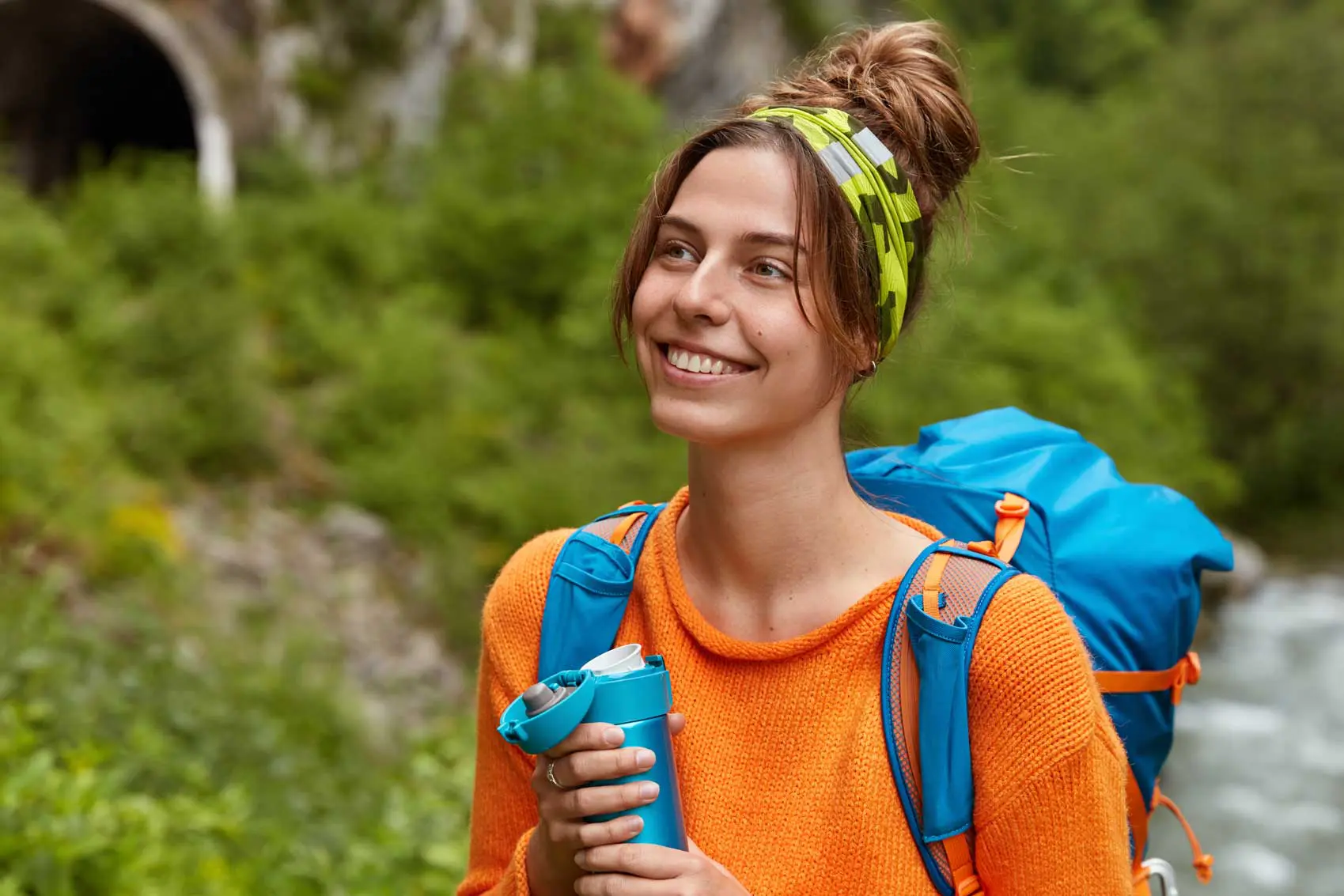 Frau beim wandern mit Trinkflasche
